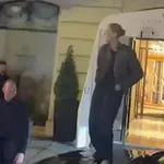 САШКА ВАСЕВА от Монреал: Селин Дион пя върху кола на улицата (ВИДЕО)