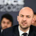 Париж иска Москва да спре поглъщането на френските компании