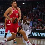 Везенков блести, Олимпиакос вдигна и Суперкупата