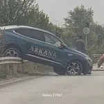 Катастрофа в Пловдив! Кола се качи на мантинела