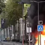 Бунтовете във Франция ескалират - запалиха учител, затварят училища, спират транспорта (СНИМКИ)