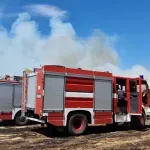 Голям пожар бушува във вилна зона край Сливен, евакуират хора