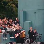U2 направиха изненадващ концерт в двора на училището, в което са се събрали преди 50 години