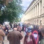 Жълтопаветни активисти изгониха хорото на идиотите пред Народния