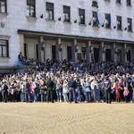Хиляди изпълниха площад "Княз Александър I" в очакване на тленните останки на цар Самуил