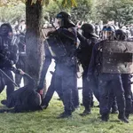 Френската полиция вече няма да мята шокови гранати срещу ученици