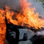 Автомобил пламна до училище в Пловдив