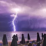 Жестока буря в Гърция спря фериботи, отнесе коли в морето (ВИДЕО)