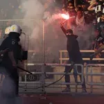 Аларма за ЦСКА: Задържаха цял отбор фенове заради сблъсъци в Атина (ВИДЕО)