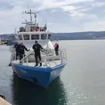 Времето съкратило спасителната операция за ударения от дронове кораб