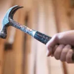 Страховито: Мъж гони с чук деца в столичния "Младост"