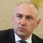 Топ банкерът Каримански: Защо се вдигат заплатите на учителите, като учениците ни са неграмотни?