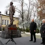 Демонтираха паметника на Солженицин във Владивосток