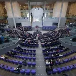Депутат от "Алтернатива за Германия" скандализира с расистки жест