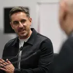 Гари Невил срина със земята футболистите на Ман Юнайтед