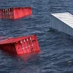 Контейнери с химикали и батерии плават в Черно море след потъването на кораба край Калиакра
