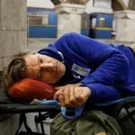 Джейми Ланистър преспа в метрото в Киев: Всички заедно за Украйна!