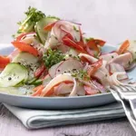 Шарена салата с колбас и хрян