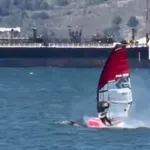 Сърфист се натресе в кит, нищо им няма и на двамата