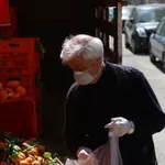 Сергии край пътя продават купени на промоция от веригите чужди плодове и зеленчуци