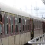ХАОС: Изоставени пътници с часове по гарите