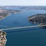 Туристически кораб се заби в 200-годишна вила на Босфора (ВИДЕО)