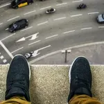 Млад мъж скочи от терасата на варненски мол и оцеля