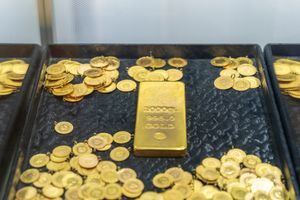 Златото поскъпна над 2000 долара