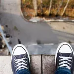 НА КОСЪМ ОТ ТРАГЕДИЯ: 30-годишен на крачка да скочи от седмия етаж на блок