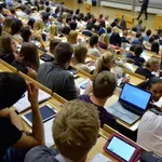 Депутатите заковаха тавана на таксите за студентите
