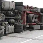 Товарен камион се обърна на пътя Асеновград – Смолян