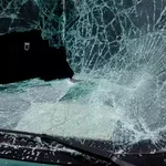 ЗРЕЛИЩНО: Джип "кацна" върху предния капак на кола! (ВИДЕО)