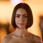 Лили Колинс слага роклята на Одри Хепбърн