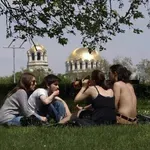 Само една трета от младите българи работят