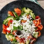 Шопската салата надолу, омлетът нагоре