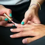 Маникюр, фризьор и евро: Ще се бръкнем ли с центове повече