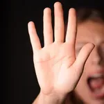 ПОТРЕСАВАЩО! Агресивен мъж напада жени в столичен квартал