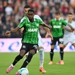 Сасуоло повали Фиорентина с обрат, червен картон и гаф на Де Хеа