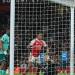 Арсенал измъкна победа срещу последния в края