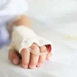УЖАС: 6-годишно дете падна от прозорец на втория етаж