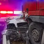 КРАЙ ЛОБНОТО МЯСТО НА СИЯНА: Лекар загина при челен сблъсък с тир (СНИМКИ)