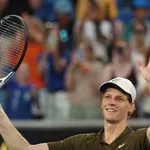 Безапелацонен Синер подчини сънародник и продължава мощно към защитата на титлата в Мелбърн