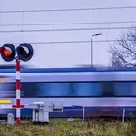 УЖАС НА РЕЛСИТЕ: Влак помете кола на жп прелез!