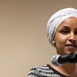 ШОКИРАЩА АТАКА: Мъж напръска с течност от спринцовка конгресменка (ВИДЕО)