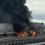 ОГНЕН АД НА ТАНГЕНТАТА: ТИР изгоря до основи, има загинал! (СНИМКИ)