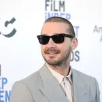 ПАДНА МУ ПЕРДЕТО! Звезда от "Трансформърс" раздава юмруци по време на парад