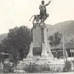 Апостола се извисява върху 400 монумента!