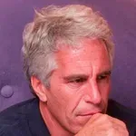 ДОКАТО ВСИЧКИ СЕ ЗАНИМАВАТ С ИРАН: Изтриха хиляди файлове от досиетата „Епстийн“!