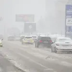 Пътници бутат закъсал автобус в София (ВИДЕО)