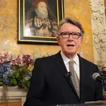 ПАДАТ ГЛАВИ В ЛОНДОН: Арестуваха бившия посланик в САЩ заради връзки с Епстийн!